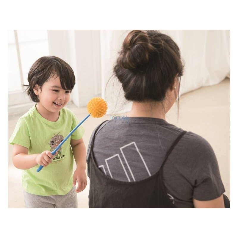 Dygliuotas masažinis kamuoliukas su rankena 1 Dygliuotas masažinis kamuoliukas su rankena 1