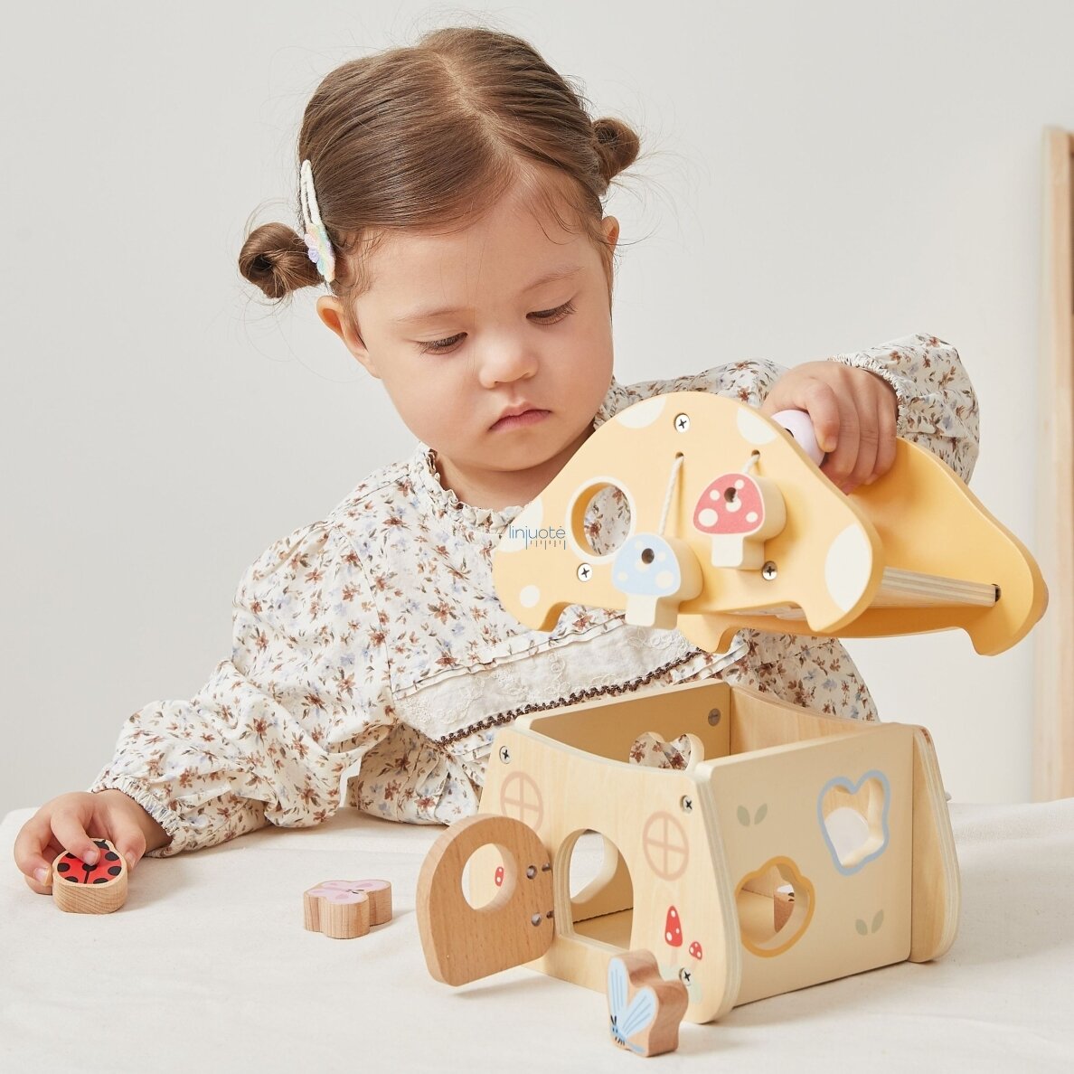 VIGA Medinis sensorinis edukacinis žaislas – Montessori grybuko rūšiuoklis 18m 4 VIGA Medinis sensorinis edukacinis žaislas – Montessori grybuko rūšiuoklis 18m 4