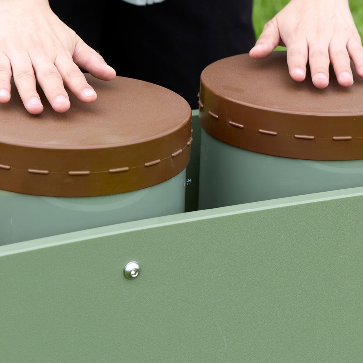 MASTERKIDZ Du Kongo būgnai stovintys lauke 3 MASTERKIDZ Du Kongo būgnai stovintys lauke 3