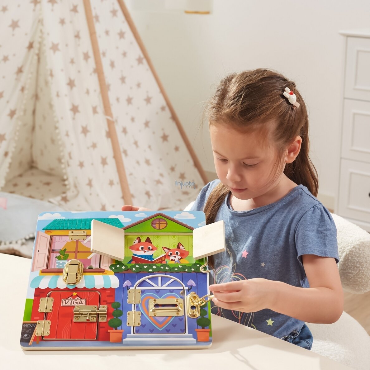 VIGA MEDINĖ MANIPULIAVIMO LENTA, ATIDARANTI SPYNAS IR UŽRAKTUS "MONTESSORI" NAMELIS, 44653 4 VIGA MEDINĖ MANIPULIAVIMO LENTA, ATIDARANTI SPYNAS IR UŽRAKTUS "MONTESSORI" NAMELIS, 44653 4