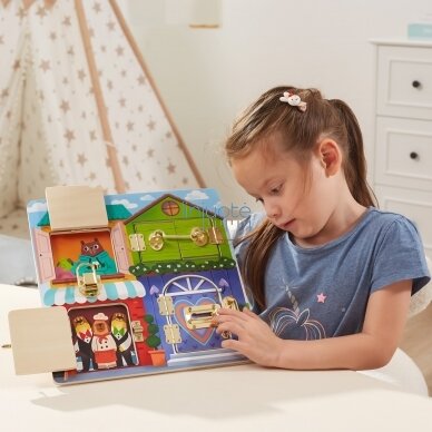 VIGA MEDINĖ MANIPULIAVIMO LENTA, ATIDARANTI SPYNAS IR UŽRAKTUS "MONTESSORI" NAMELIS, 44653 5 VIGA MEDINĖ MANIPULIAVIMO LENTA, ATIDARANTI SPYNAS IR UŽRAKTUS "MONTESSORI" NAMELIS, 44653 5