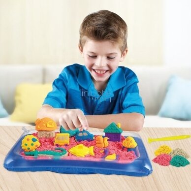 WOOPIE KINETINIS SMĖLIS 0,8 KG RINKINYS KREPŠELYJE SU FORMELĖMIS + BASEINAS, 54764 1